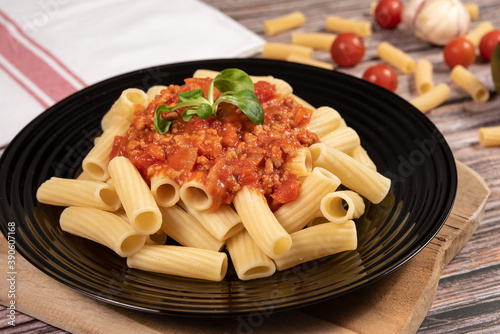 Macarrones con salsa de tomate, carne y cebolla