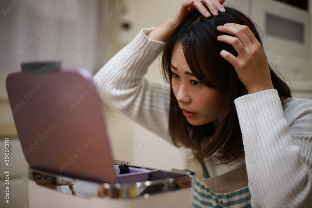 Fototapeta premium 頭髪を気にする女性