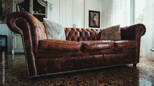 Sofa de cuero en casa retro. 