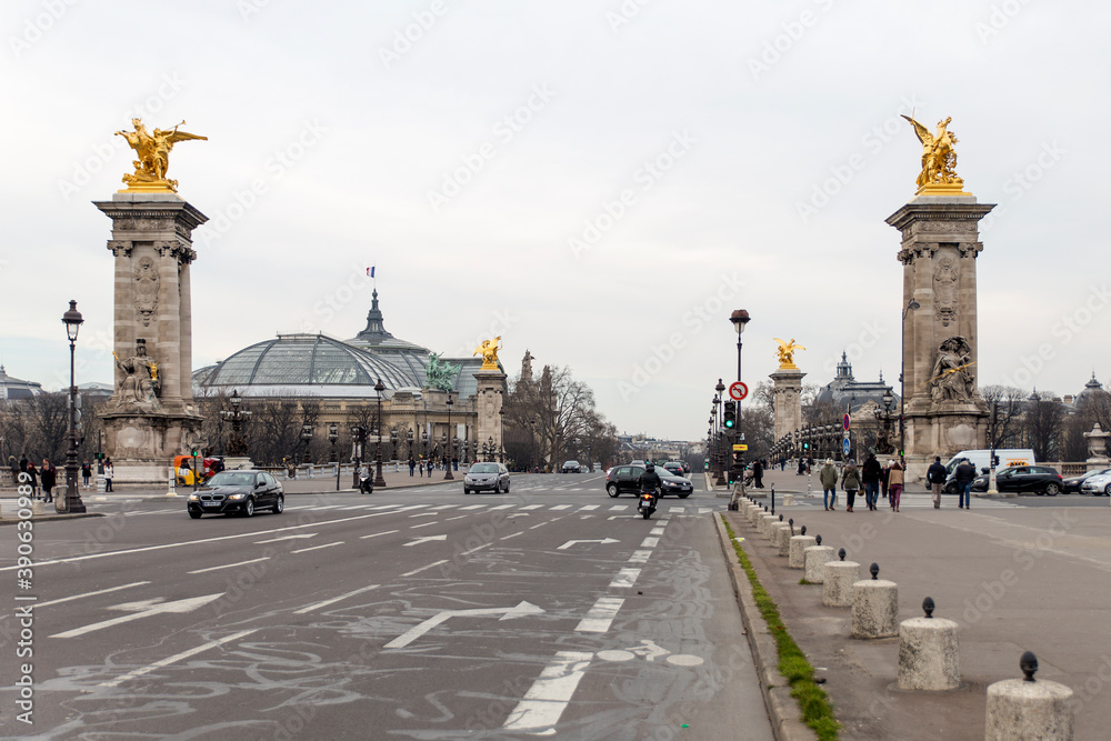 Puente Alejandro III o Pont Alexandre III y Avenida o Avenue Winston Churchill en la ciudad de Paris, pais de Francia
