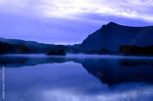Calme et sérénité sur le lac de montagne.
