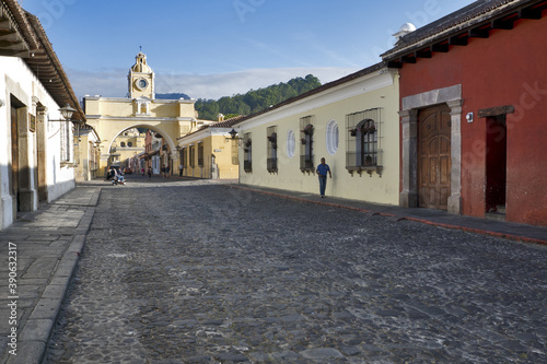 Antigua, Guatemala, Central America: Agua volcano behind yellow Santa Catalina Arch, colonial town and UNESCO World Heritage Site © EdLantis