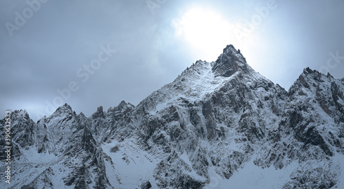 Fototapeta Naklejka Na Ścianę i Meble -  Pic enneigé dans les alpes. 