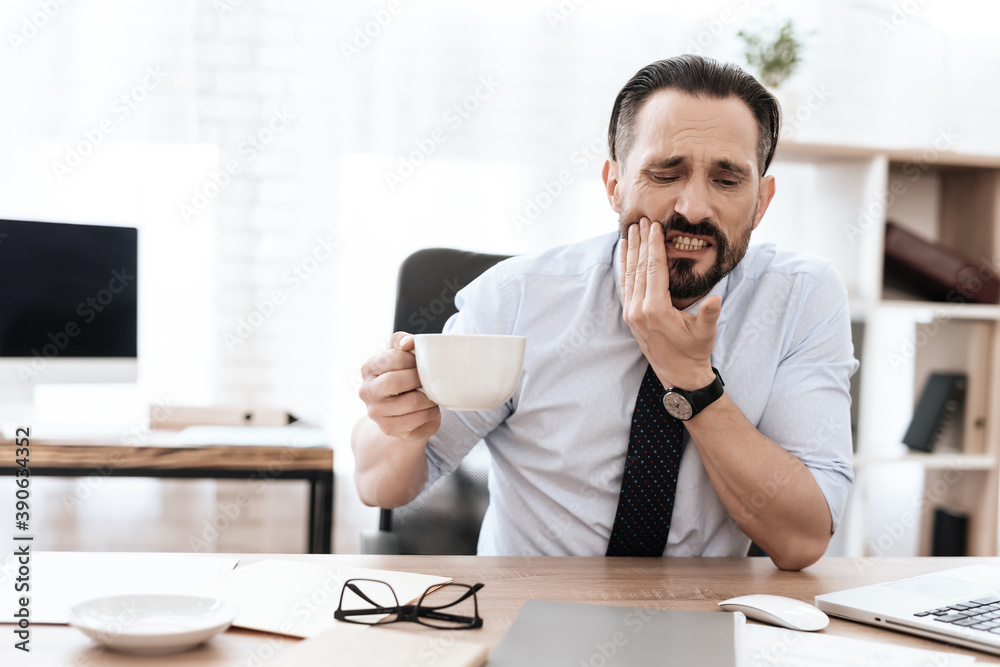 Man after tea grabbed his jaw from severe pain.