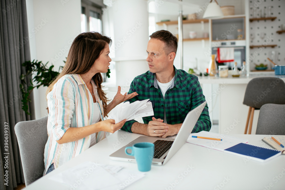 Obraz premium Husband and wife preparing bills to pay. Young couple using laptop..