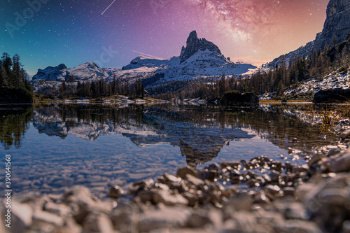 Fotografia stars dolomiti lake mountain night