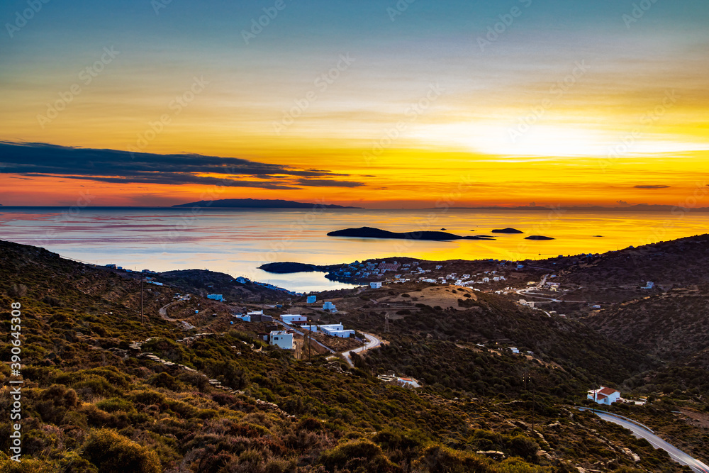Die Bucht des Ferienorts Batsi auf der griechischen Kykladen-Insel Andros im Sonnenuntergang
