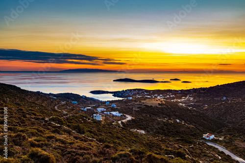 Die Bucht des Ferienorts Batsi auf der griechischen Kykladen-Insel Andros im Sonnenuntergang