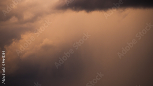 Rideau de précipitations s'étirant depuis la base d'un cumulonimbus © Anthony
