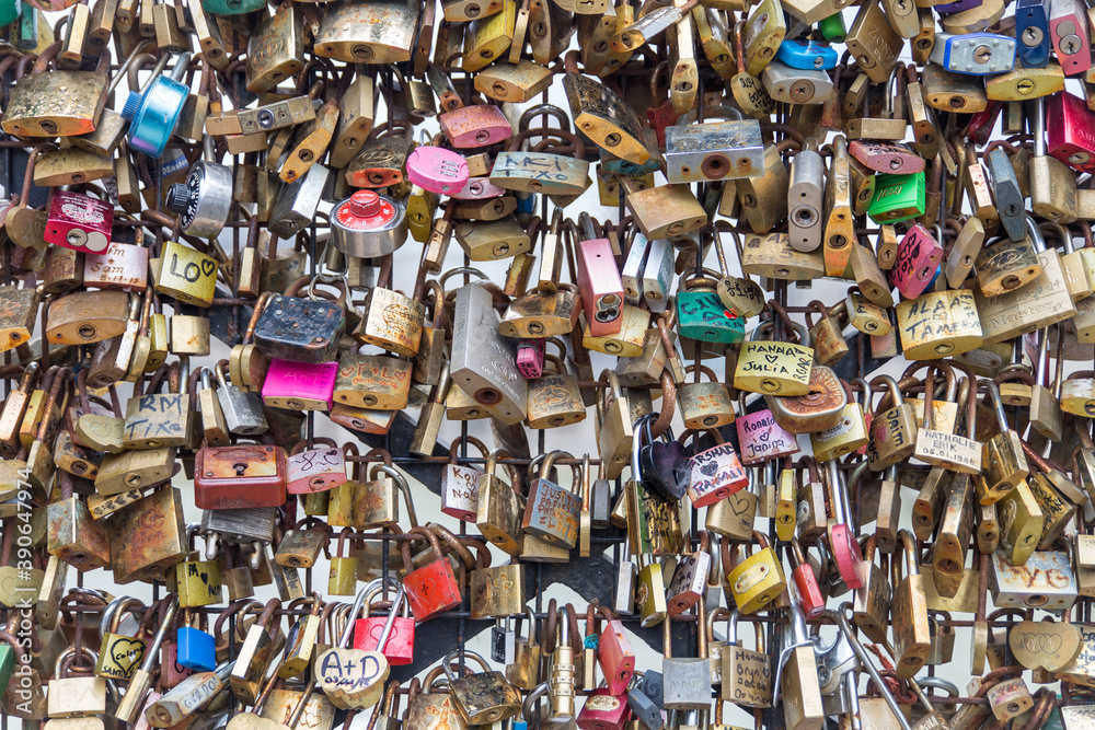 Cerradura, Candado o  Lock de Amor o Love en la ciudad de Paris, en el pais de Francia o France