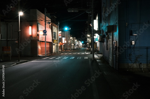 夜の宮古市の通り © BUTAKO