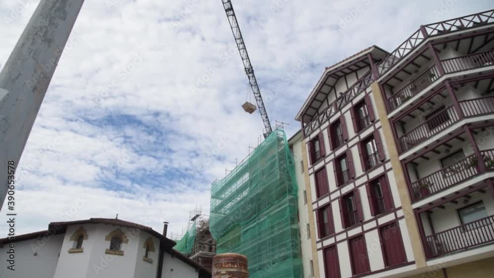 Grua de carga trabjando en unos edificios.
