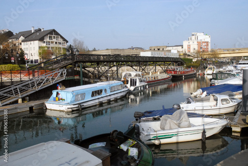 Ville de Nogent-sur-Marne, le port de plaisance (capacité de 170 anneaux) et la Passerelle des Arts (1804), département du Val de Marne, France photo