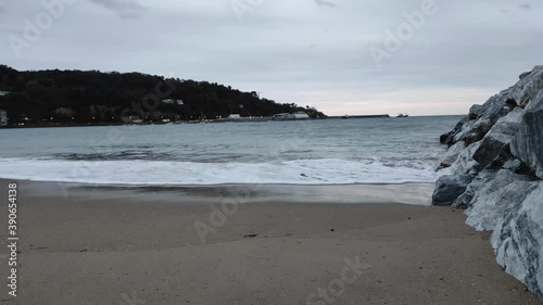 orilla de la playa de Hondarribia en un tiempo nublado. Olas y viento moviendose.