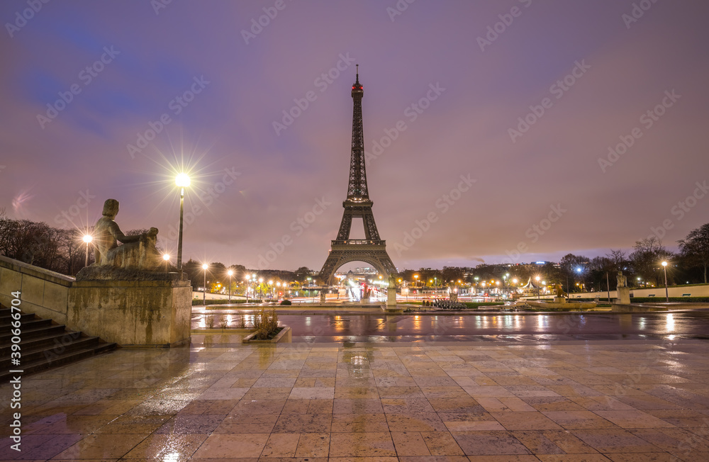 Naklejka premium Eiffel Tower in Paris in the morning