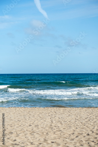 Sandstrand, Meeresbrandung, blauer Himmel