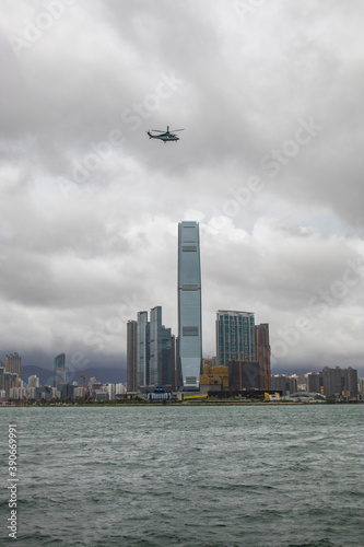 Hélicoptère dans la baie de Hong Kong