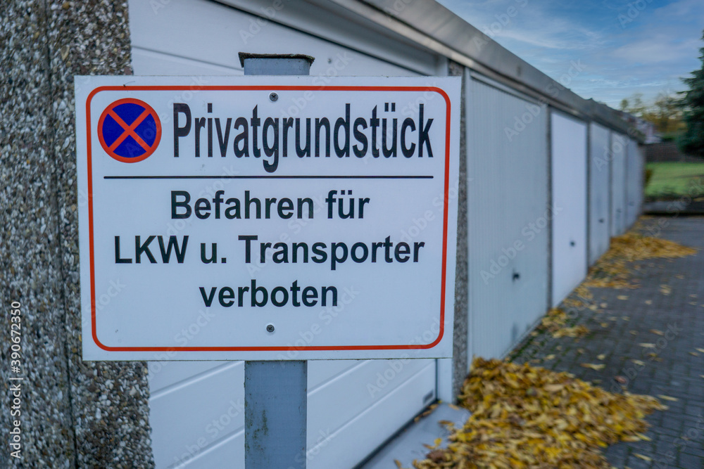 Privatgrundstück Verbotsschild vor Garagenplatz Privatgrundstück Verbotsschild vor Garagenplatz