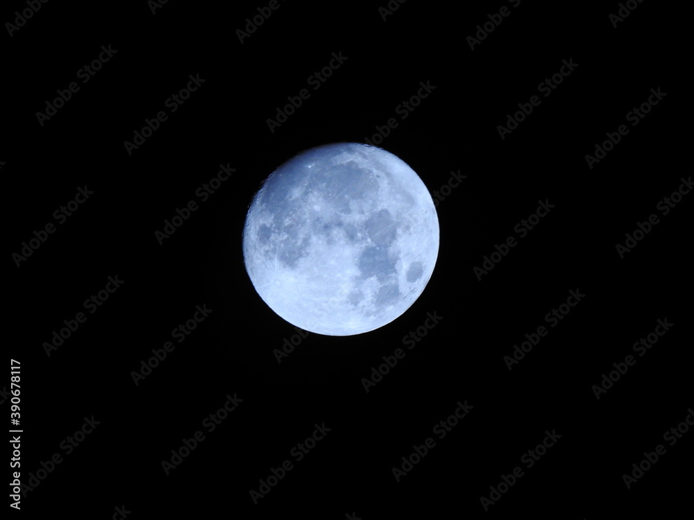 Obraz premium Near full moon on 30 October 2020 in different colors in about 70x magnification