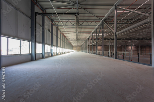 Obraz na plátně View inside a new empty warehouse on the mezzanine floor looking into the hall