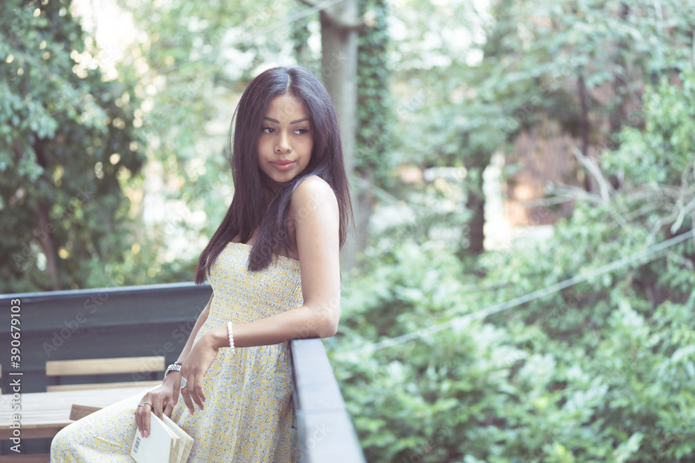 Naklejka premium well dressed girl fashion, elegant and attractive