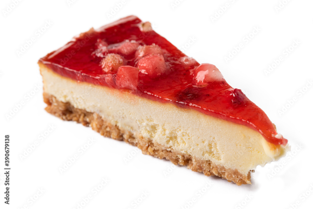 Fetta di cheesecake alla fragola isolata su fondo bianco Fetta di cheesecake alla fragola isolata su fondo bianco