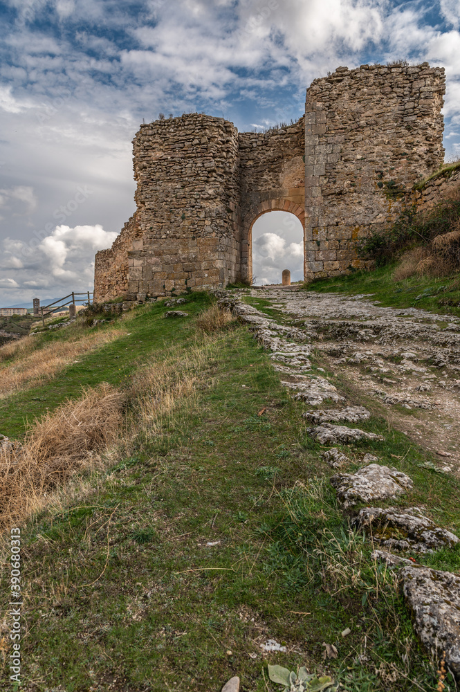 Φωτογραφία Ancient ruins of the medieval wall gate of Sepúlveda in the province of Segovia