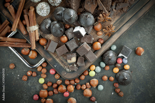 Fototapeta Naklejka Na Ścianę i Meble -  Dark chocolate on a background of cocoa fruits and kitchen accessories