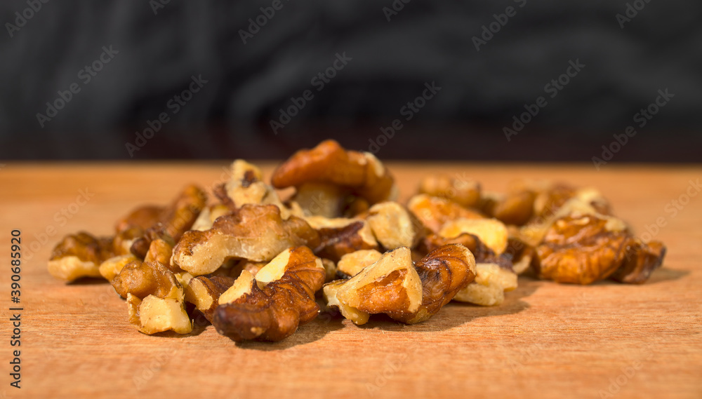 Varias nueces sobre una tabla de madera Varias nueces sobre una tabla de madera