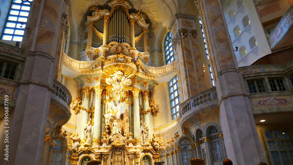schöner restaurierter barocker Altarraum der Frauenkirche in Dresden
