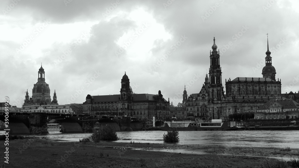 Sogenannter Canaletto-Blick auf Frauenkirche, Elbe, Brücke, Schloss, Rathaus und Hofkirche in schwarz-weiß