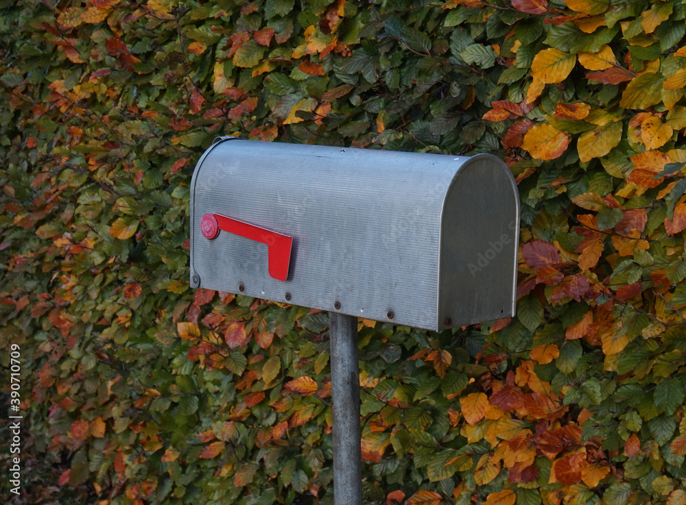 Aluminium Briefkasten für eine Buchenhecke Aluminium Briefkasten für eine Buchenhecke