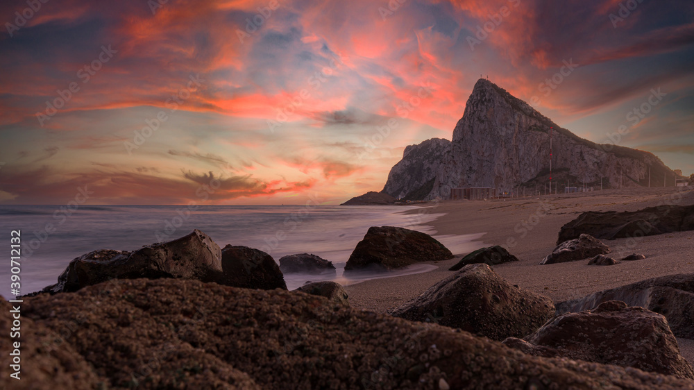 Fototapeta premium ATARDECER EN LA PLAYA.