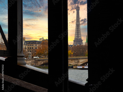 Obraz na płótnie Paris, France - November 29, 2019 - Under a bridge the view of the Eiffel Tower w salonie