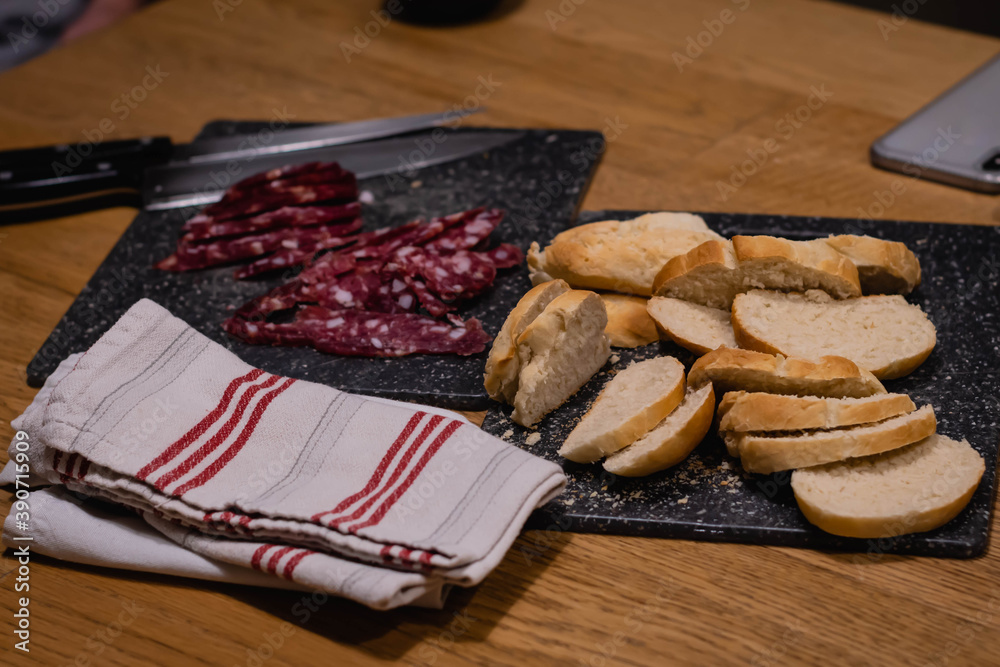 Foto de tipico y tradicional salame argentino con grasa y especies