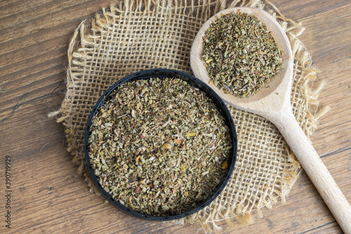 Photos Dry, finely ground cistus leaves, herbal tea on wooden spoon