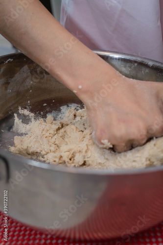manos amasan pan fresco artesanal con levadura harina agua sobre base blanca cordoba argentina