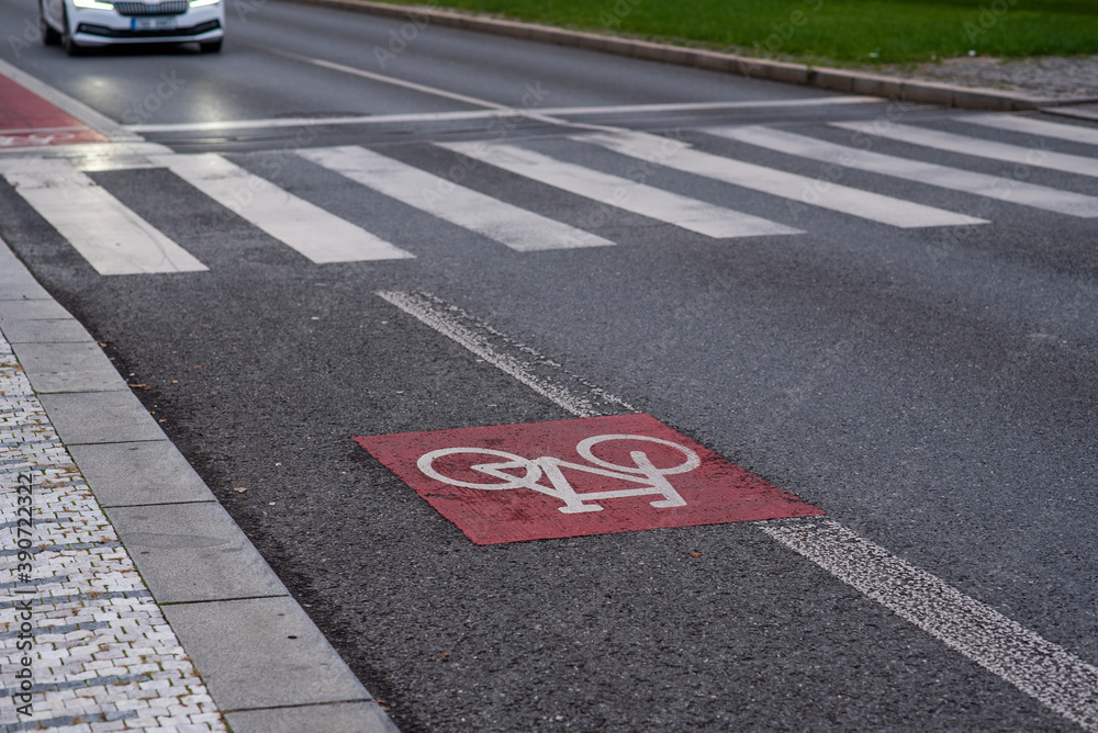 Fototapeta premium The bicycle sign painted on the asphalt on the city