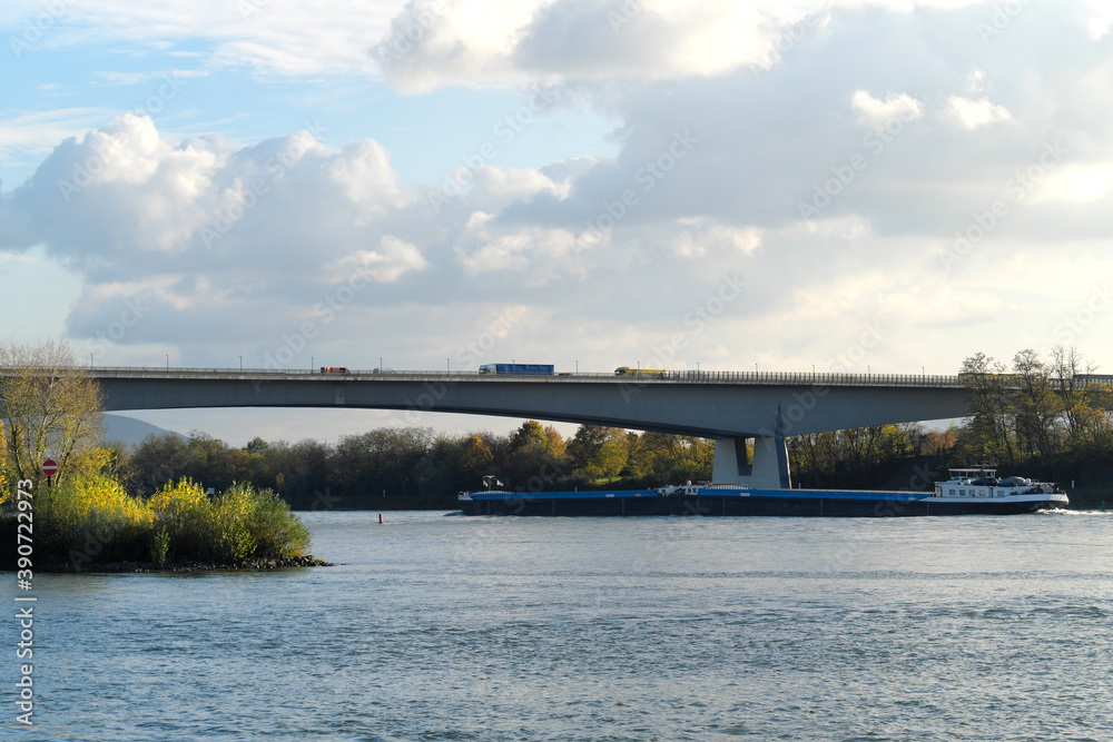 Der Rhein bei Bendorf in Rheinland-Pfalz mit Autobahnbrücke der Autobahn A 48 und Schubverband auf dem Fluss - Stockfoto