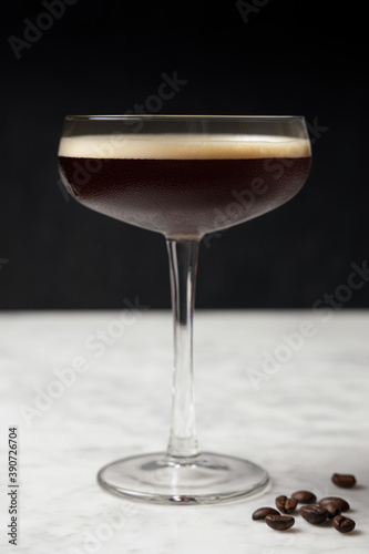 Obraz na płótnie Front view of an Espresso Martini on a marble table. Coffee beans decoration w salonie