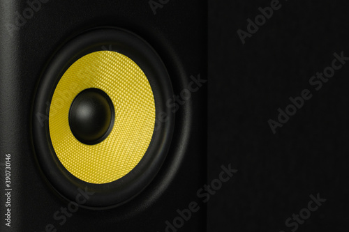 Głośnik żółty, monitor