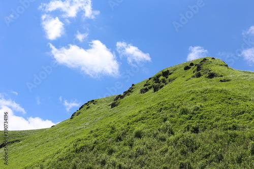 夏の阿蘇の空と山