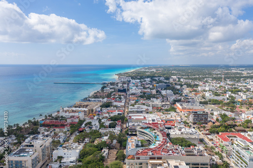 Fototapeta Naklejka Na Ścianę i Meble -  Espectacular vista aérea de Playa del Carmen y la Quinta Avenida, el corredor turístico peatonal característico de la ciudad.