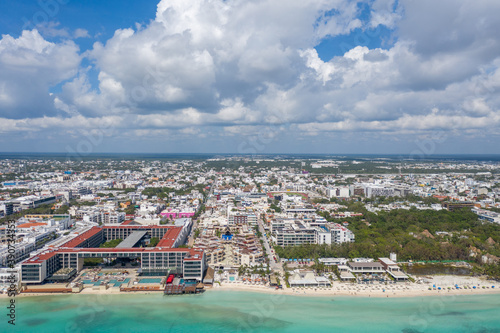 Espectacular vista aérea de la zona hotelera en Playa del Carmen, Yucatán sobre el mar caribe con un cielo azul y nublado como fondo. photo