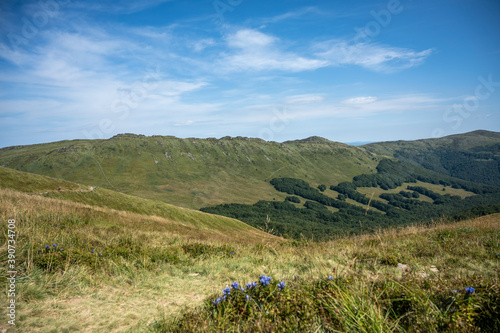 Fototapeta Naklejka Na Ścianę i Meble -  bieszczady przepiękny widok góry, koniec świata, natura raj na ziemi