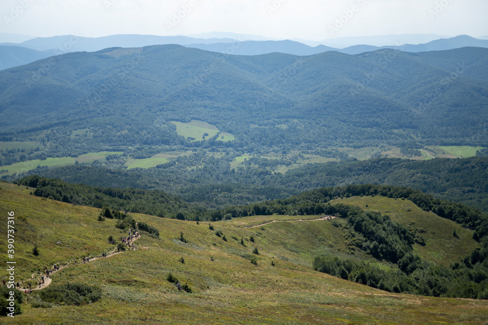 Naklejka premium bieszczady przepiękny widok góry, koniec świata, natura raj na ziemi