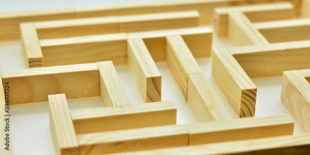 Detalle de un laberinto hecho con bloques de madera Detalle de un laberinto hecho con bloques de madera