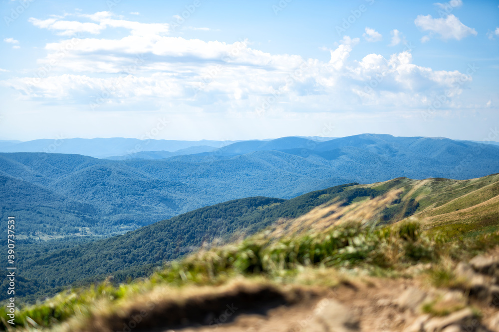 Naklejka premium bieszczady przepiękny widok góry, koniec świata, natura raj na ziemi