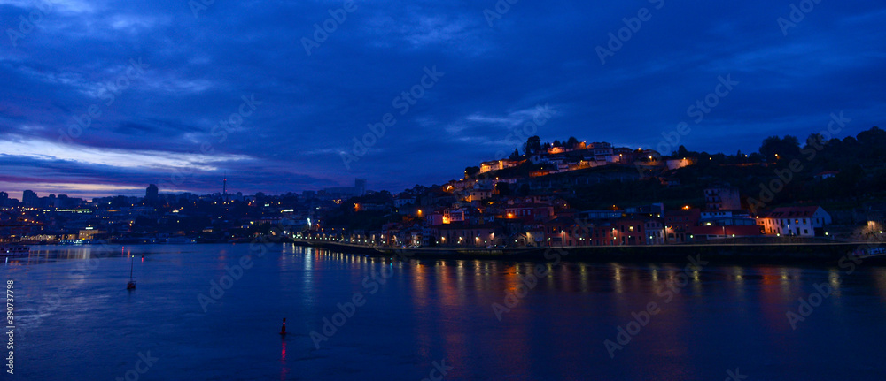 Naklejka premium Sonnenuntergang über Porto und Vila Nova de Gaia