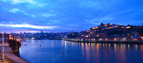 Sonnenuntergang über Porto und Vila Nova de Gaia © Ilhan Balta